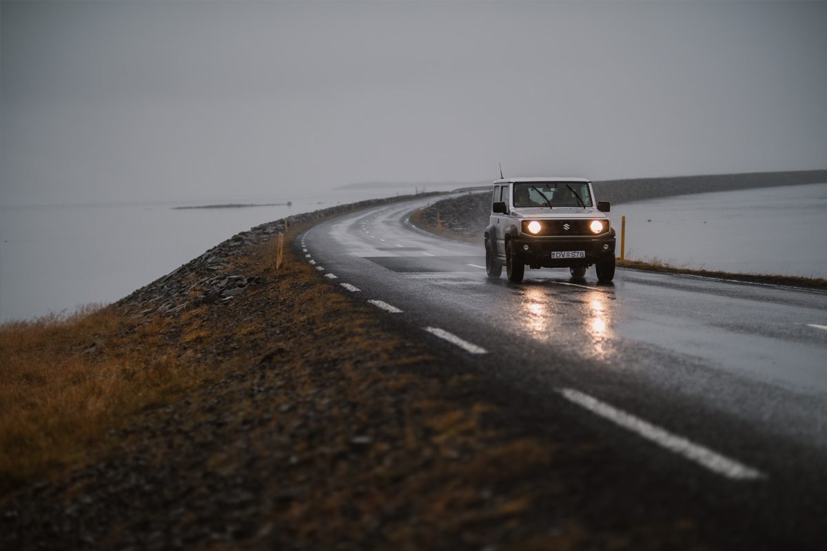Mietwagen auf einer nassen Küstenstrasse in Island