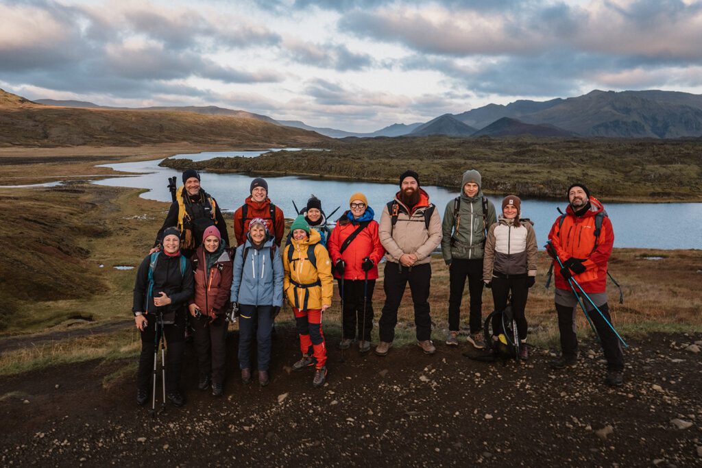 Reisegruppe von Nord-Adventure vor einem See in Island