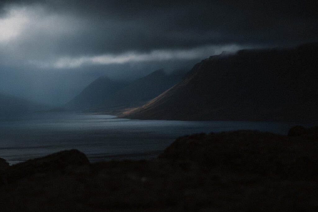 Fjord in den isländischen Westfjorden unter tiefen Wolken